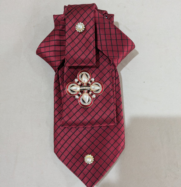 Pearl Class Brooch Tie